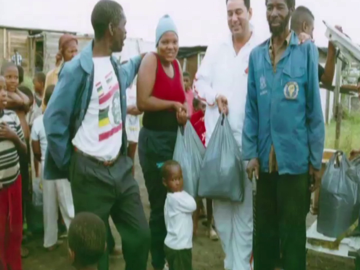 Jyoti Jivanam members distributing food parcels to families in an informal settlement